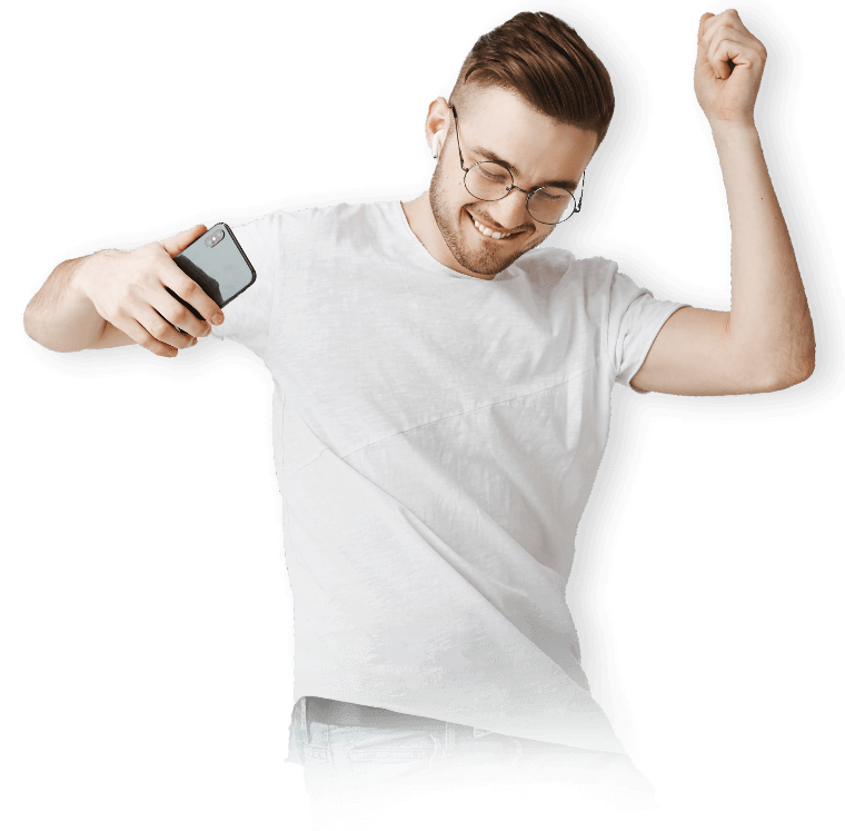 Tpaga - Persona sosteniendo un celular con la app Tpaga, mostrando alegría al utilizar las funcionalidades diseñadas para usuarios individuales.