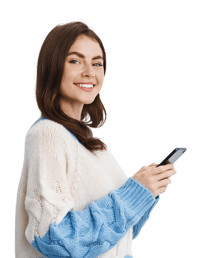 App Tpaga - Usuaria Tpaga usando su móvil feliz por lo fácil de usar y adquirir su tarjeta Azulita