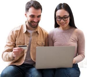 Categoría de API's - Pareja sonriente, viendo un ordenador representando a usuarios de la API's de Tpaga