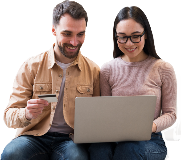 Categoría de API's - Pareja sonriente, viendo un ordenador representando a usuarios de la API's de Tpaga