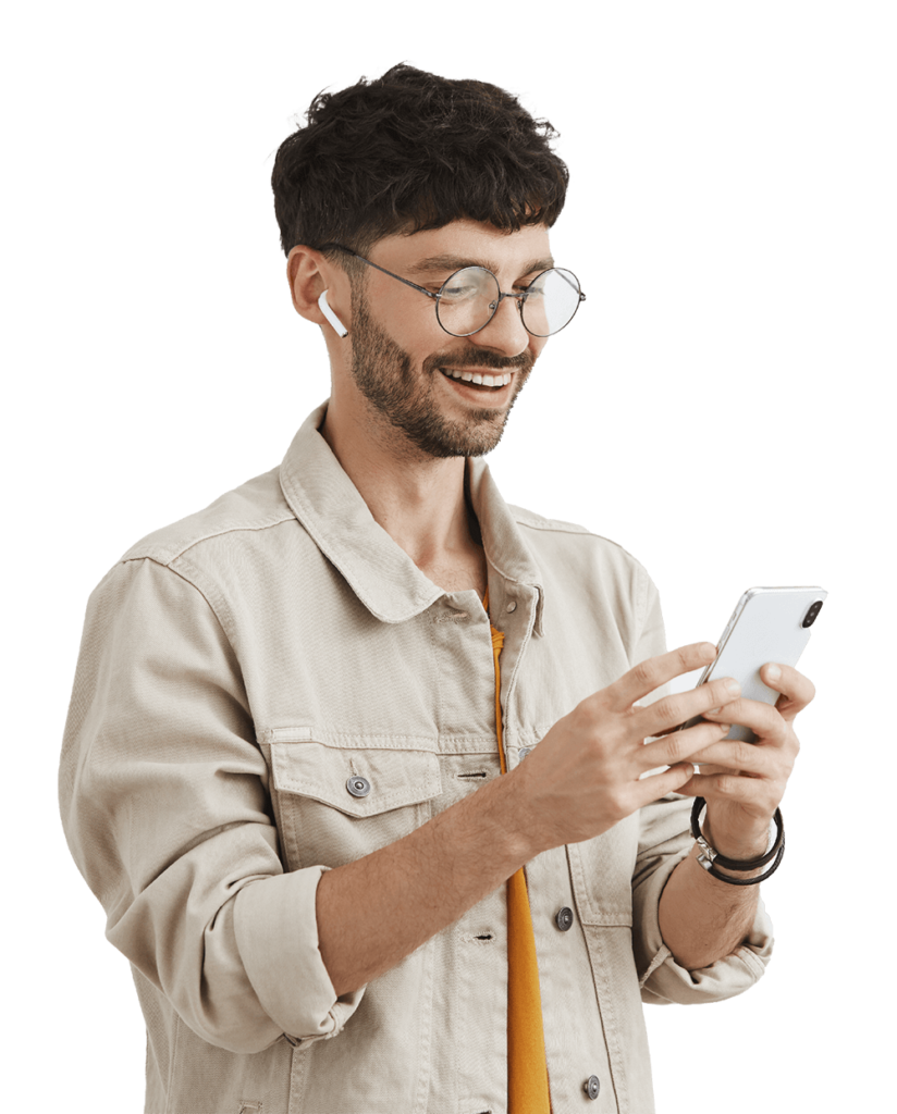 Tpaga APIs - Chico usando su teléfono celular para contactar al soporte de Tpaga.